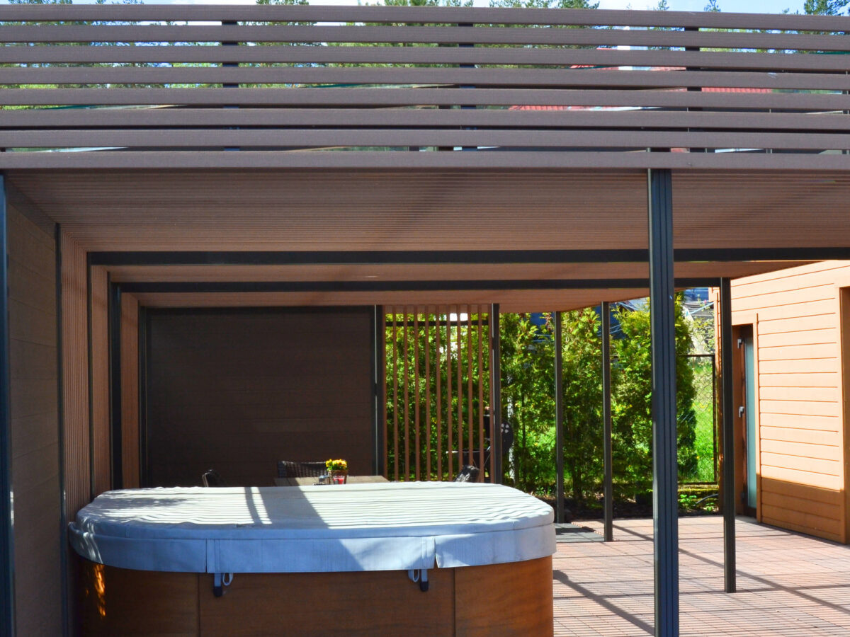 Pergola og oppholdssone ved badstuen