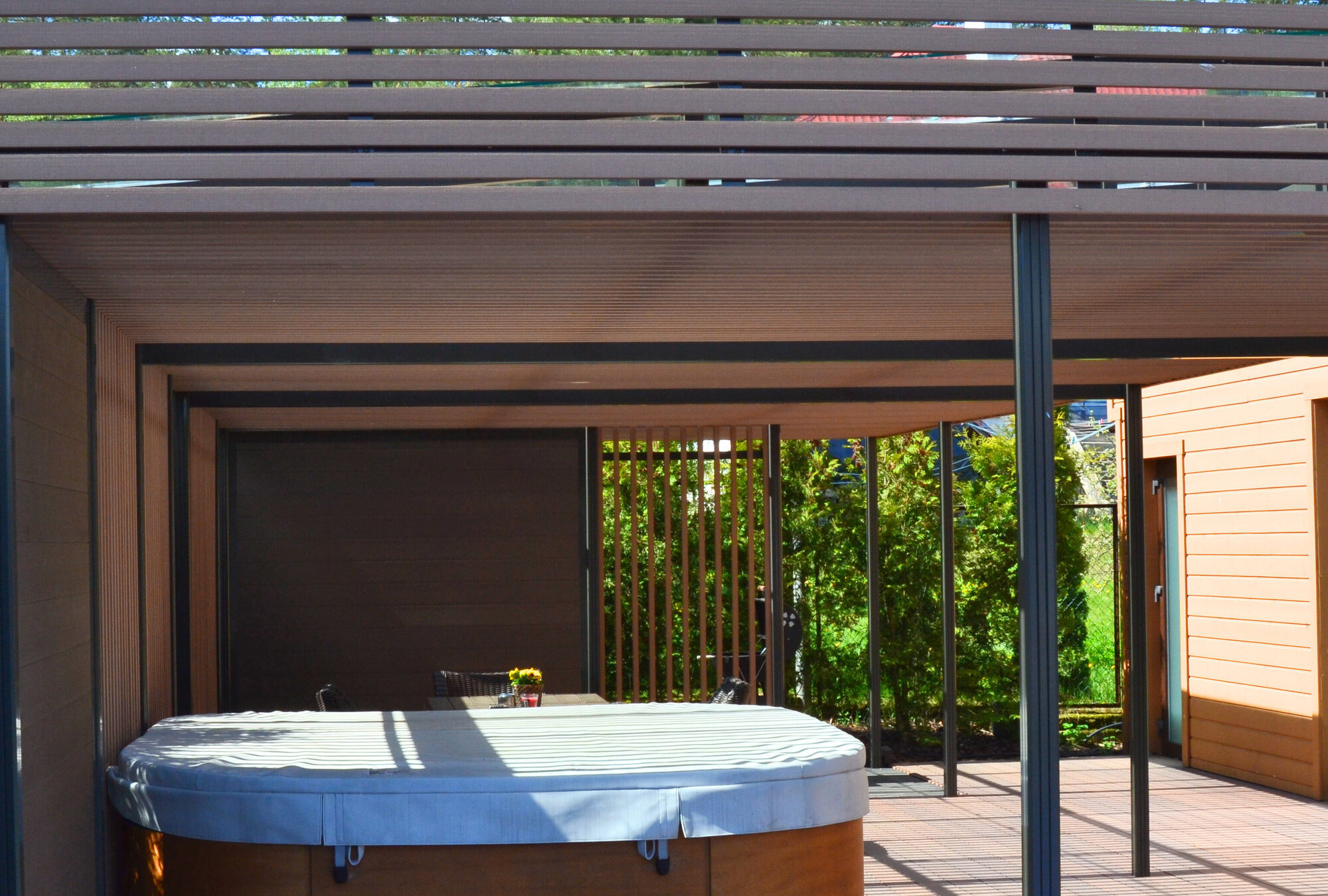 Pergola og oppholdssone ved badstuen
