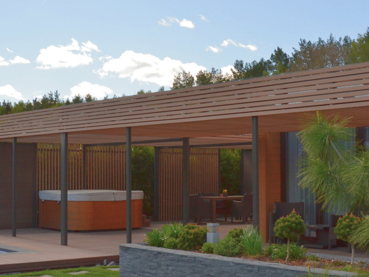 Pergola og oppholdssone ved badstuen — bilde 3