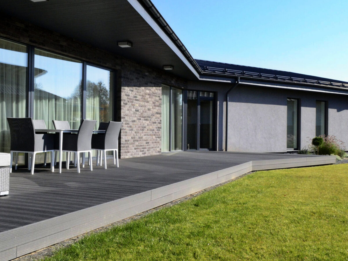 Stor terrasse ved bolig
