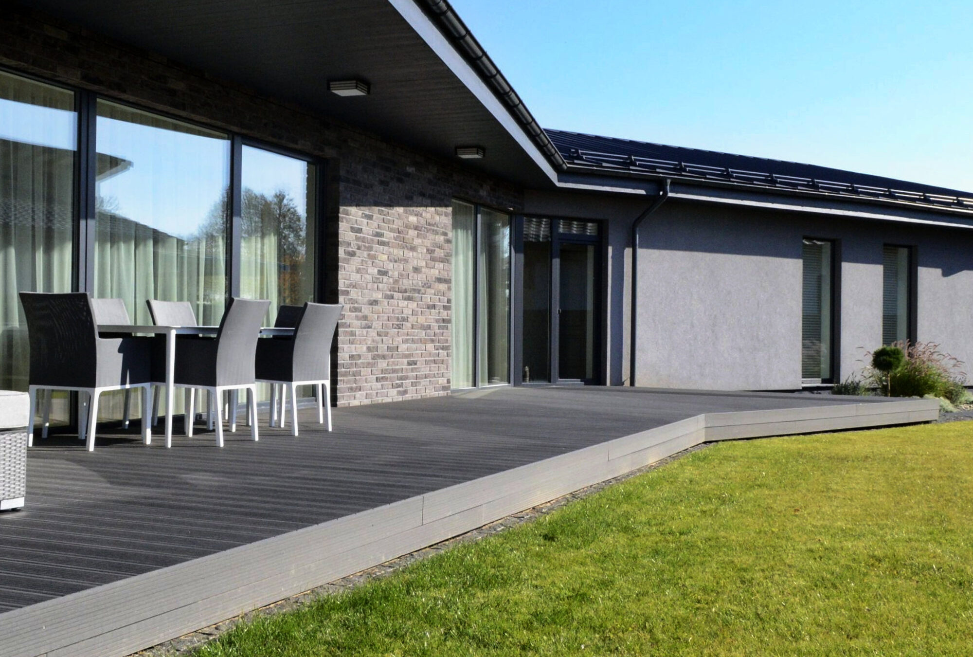 Stor terrasse ved bolig