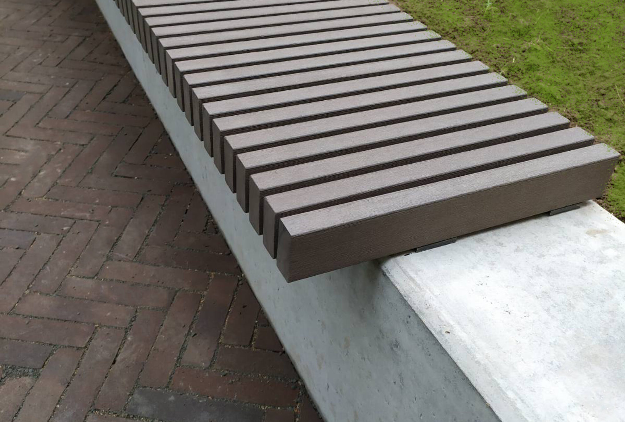 Benk på betongmur