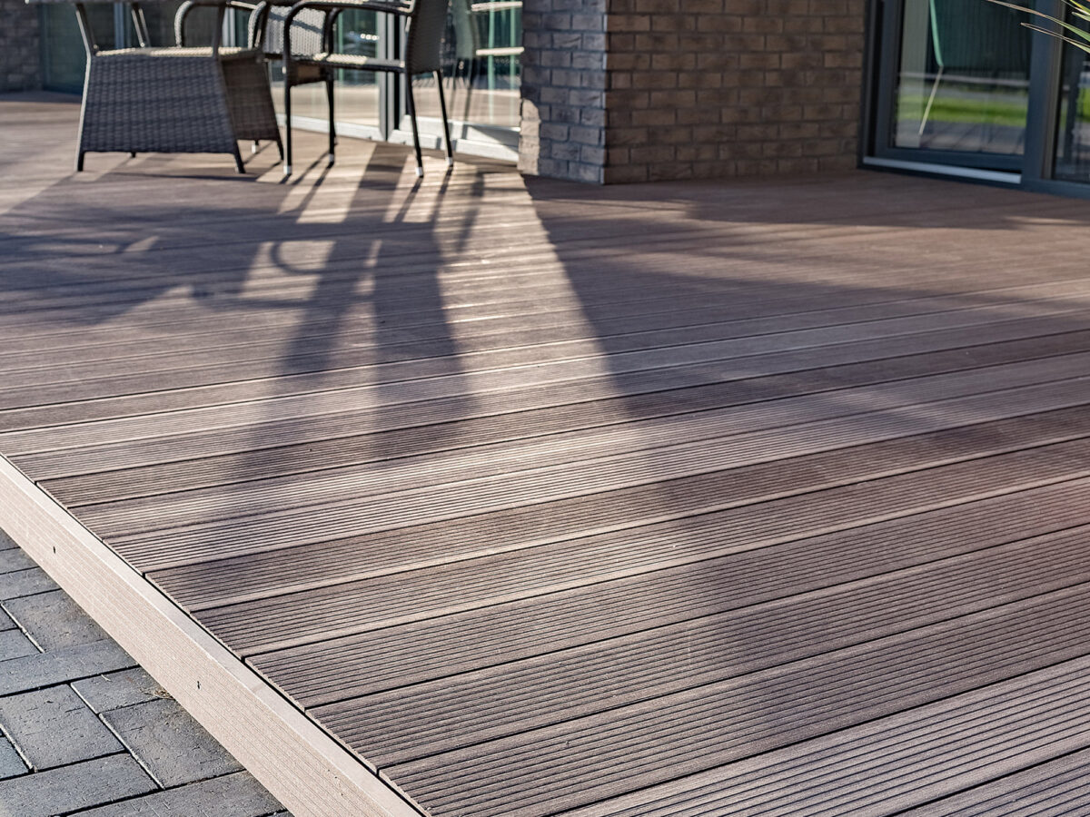 Terrasse og balkong i frodig hage — bilde 2