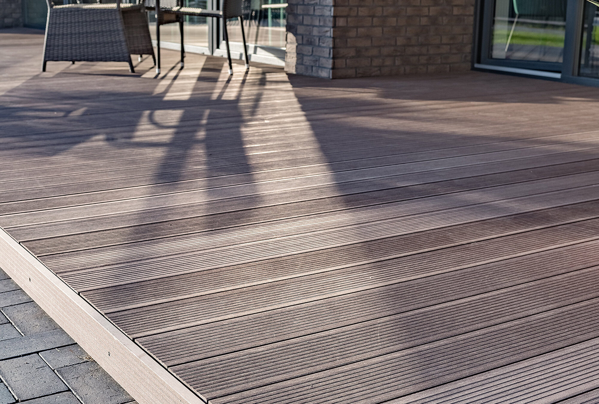 Terrasse og balkong i frodig hage — bilde 2