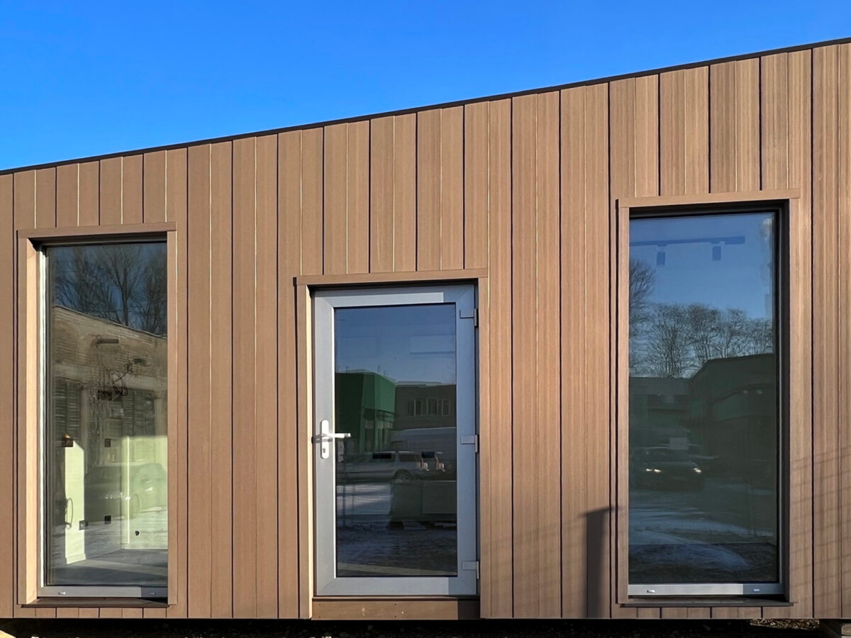 Kontorpaviljong kledd med AD