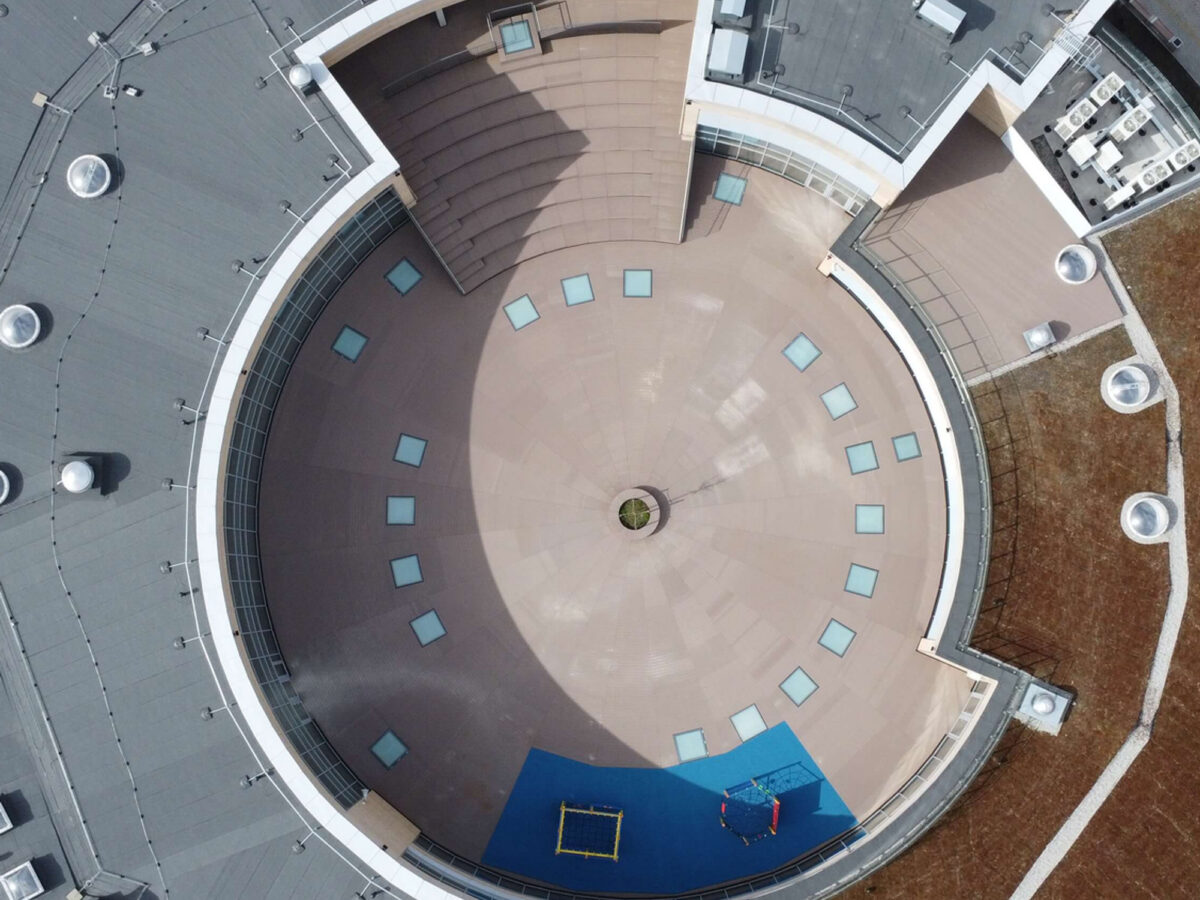 Rund takterrasse på en skole