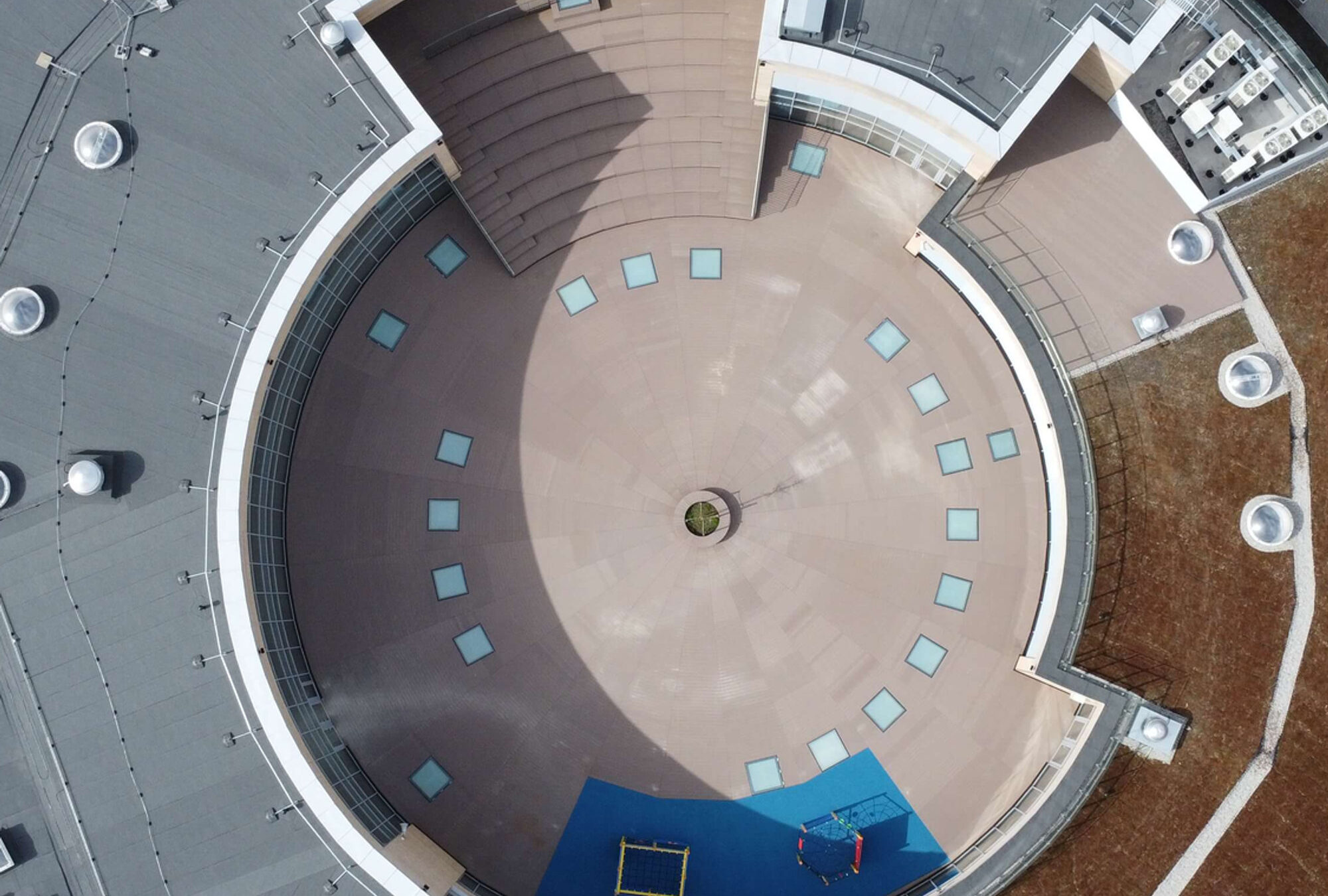 Rund takterrasse på en skole