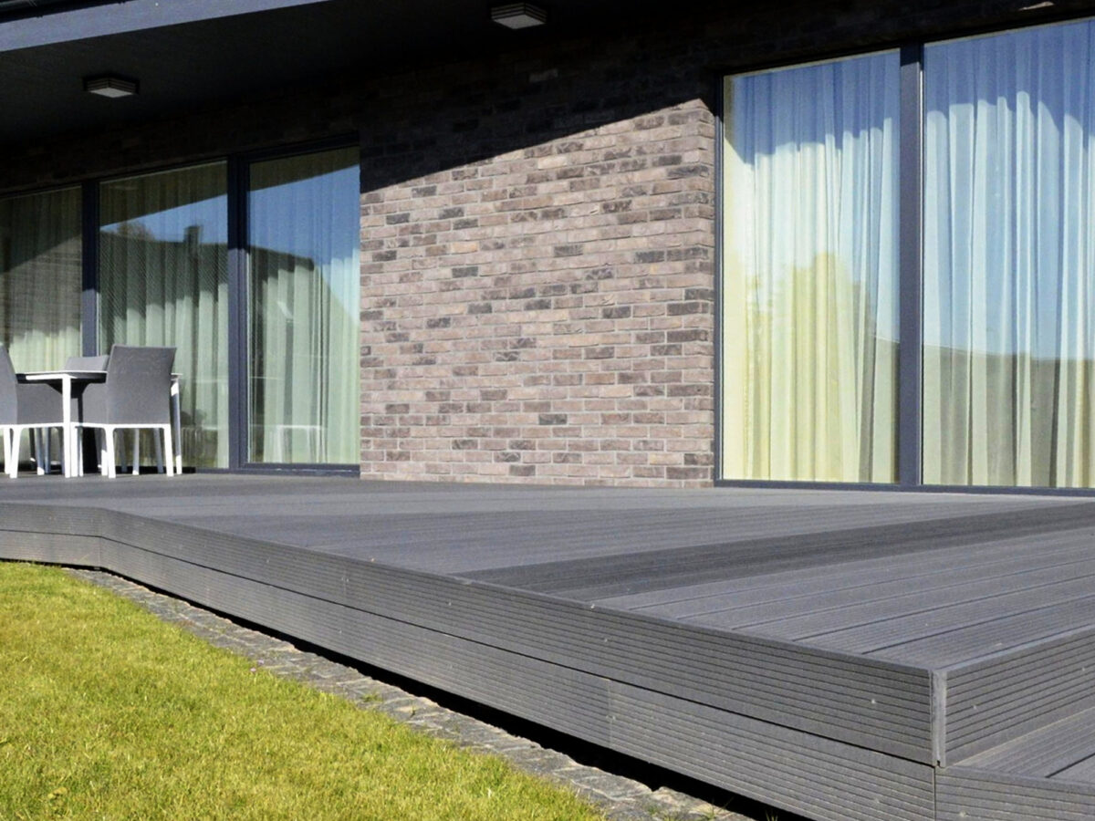 Stor terrasse ved bolig — bilde 2