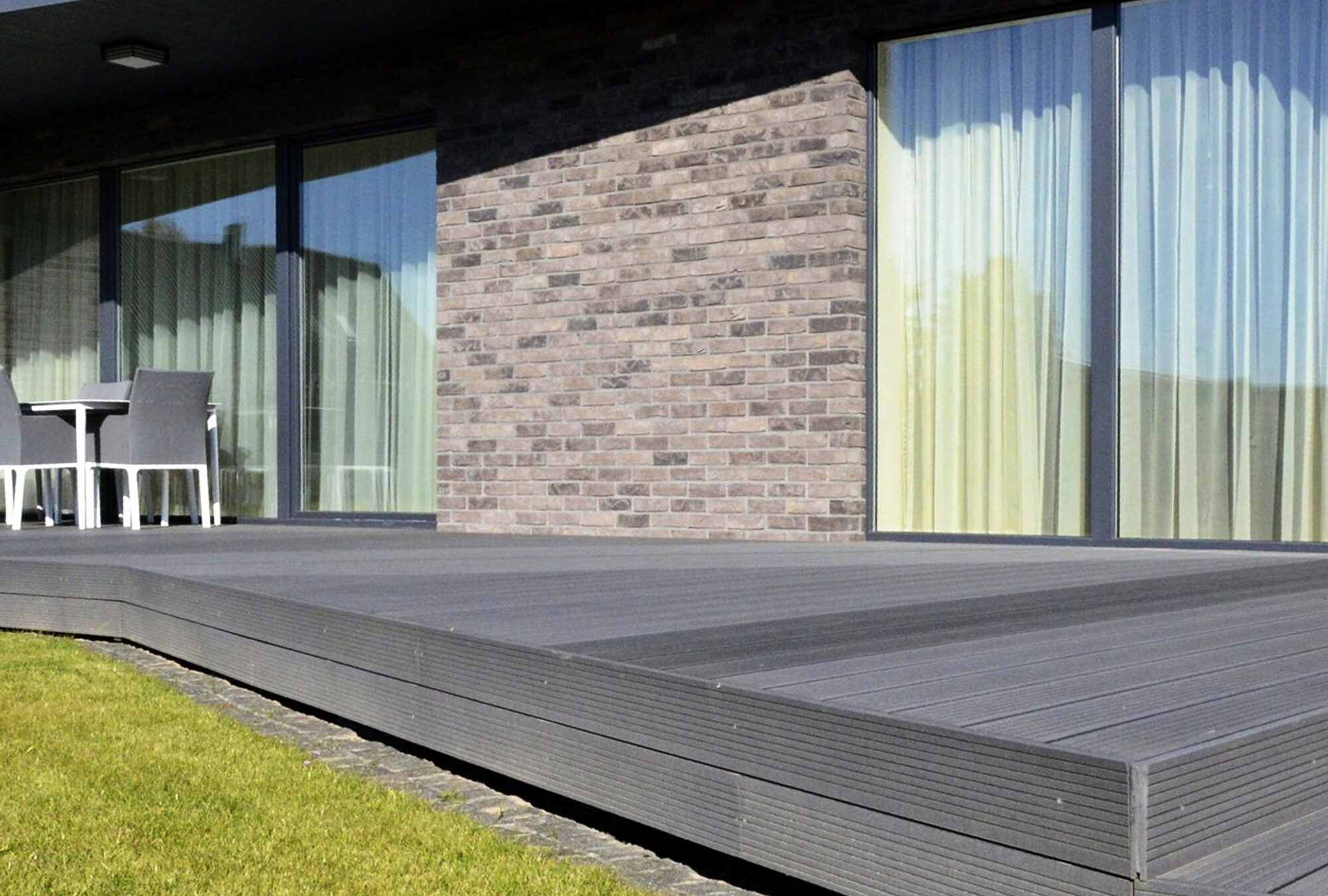 Stor terrasse ved bolig — bilde 2