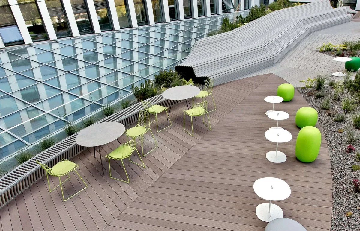 Takterrasse i trekompositt på næringsbygg