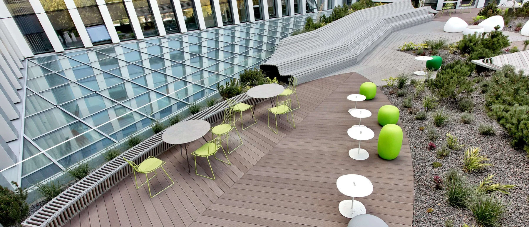 Takterrasse i trekompositt på næringsbygg