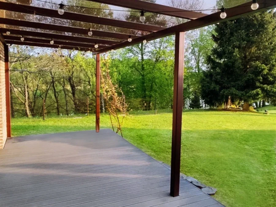 Terrasse med trinn i trekompositt