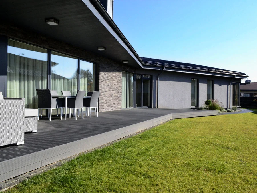 Stort terrasseareal i trekompositt langs fasade