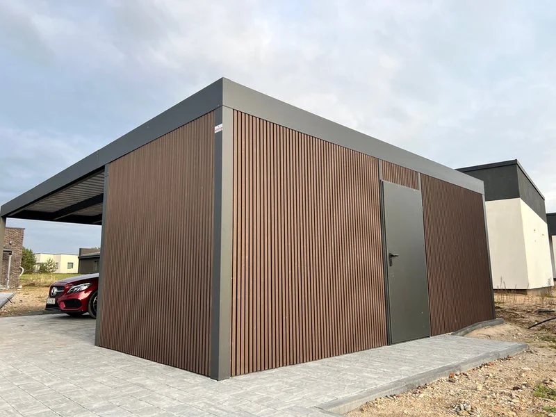 Carport kledd med trekomposittbord