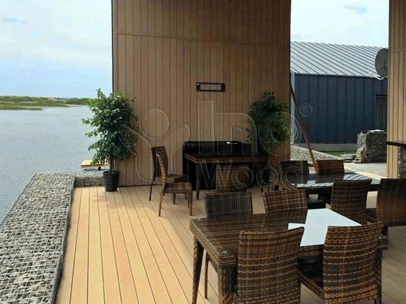 Paviljong med terrasse og fasade i trekompositt