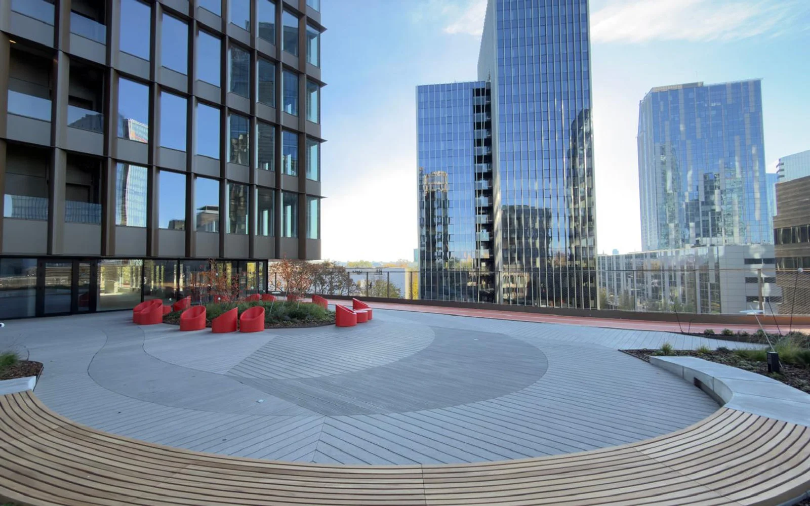 Terrassedekke i trekompositt på næringsbygg